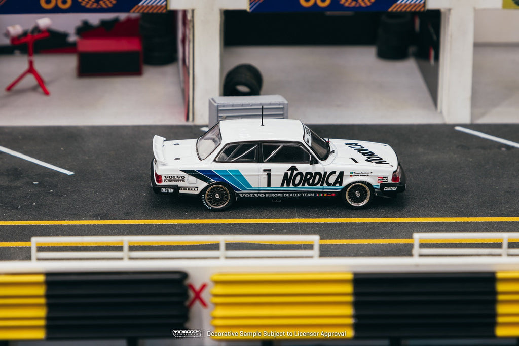 Tarmac Works 1:64 Volvo 240 Turbo, ETCC Zolder 1986 Winner, Johnny Cecotto / Thomas Lindstr枚m